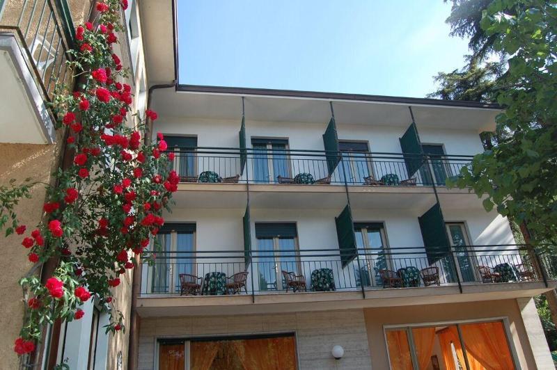 Hotel Stella Alpina Мальчезине Экстерьер фото