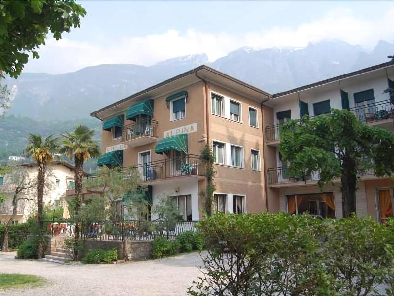 Hotel Stella Alpina Мальчезине Экстерьер фото