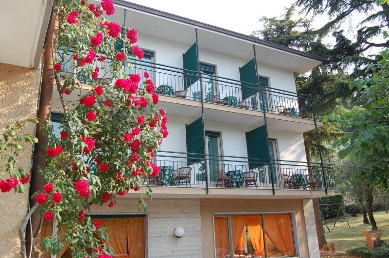 Hotel Stella Alpina Мальчезине Экстерьер фото