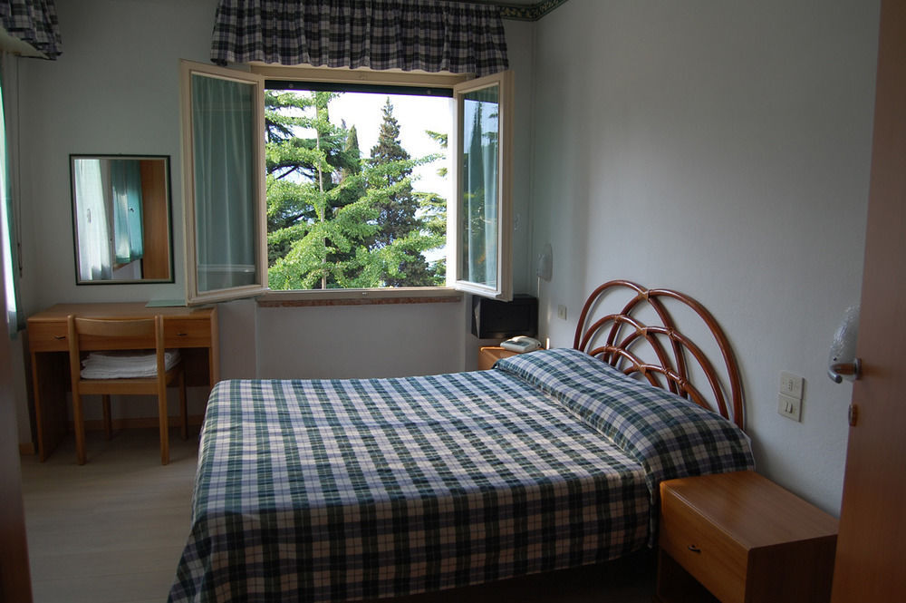 Hotel Stella Alpina Мальчезине Экстерьер фото
